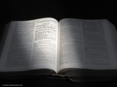 Langzeitbelichtung einer Autobahn bei Nacht. Geheiminsvolle Stimmung durch das Streulicht der Autoscheinwerfer.